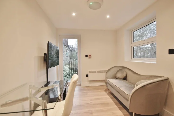 Flat Askew Road in Greater London