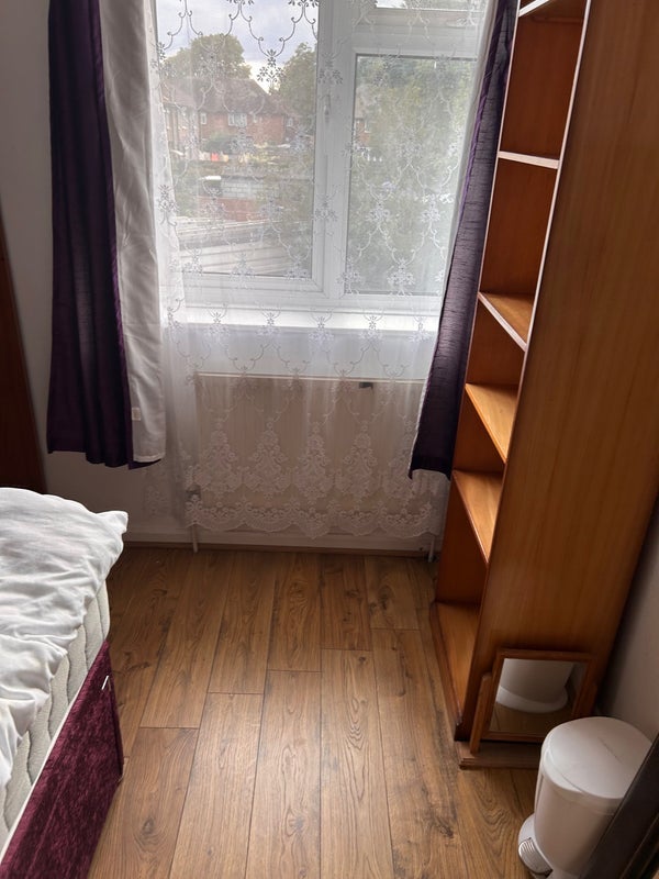 Room Kennedy Road in Greater London