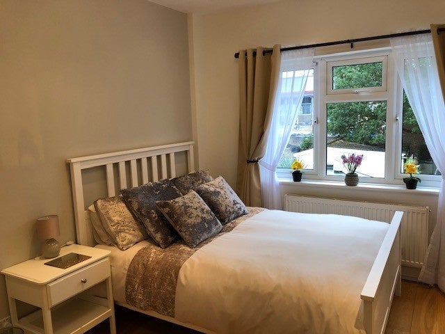 Room Springvale Avenue in Greater London