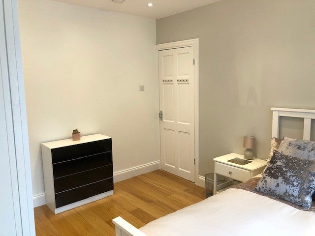 Room Springvale Avenue in Greater London