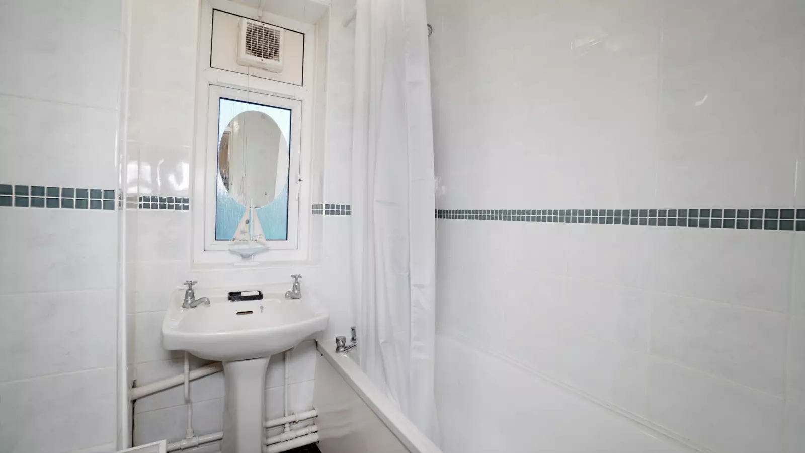 Room Hind Grove in Greater London