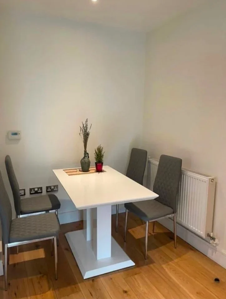 Room Hoy Street in Greater London