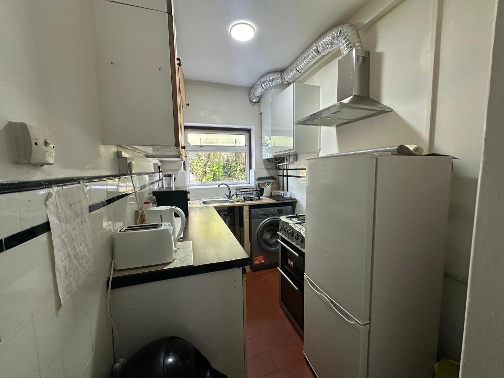 Flat Hoylake Road in Greater London