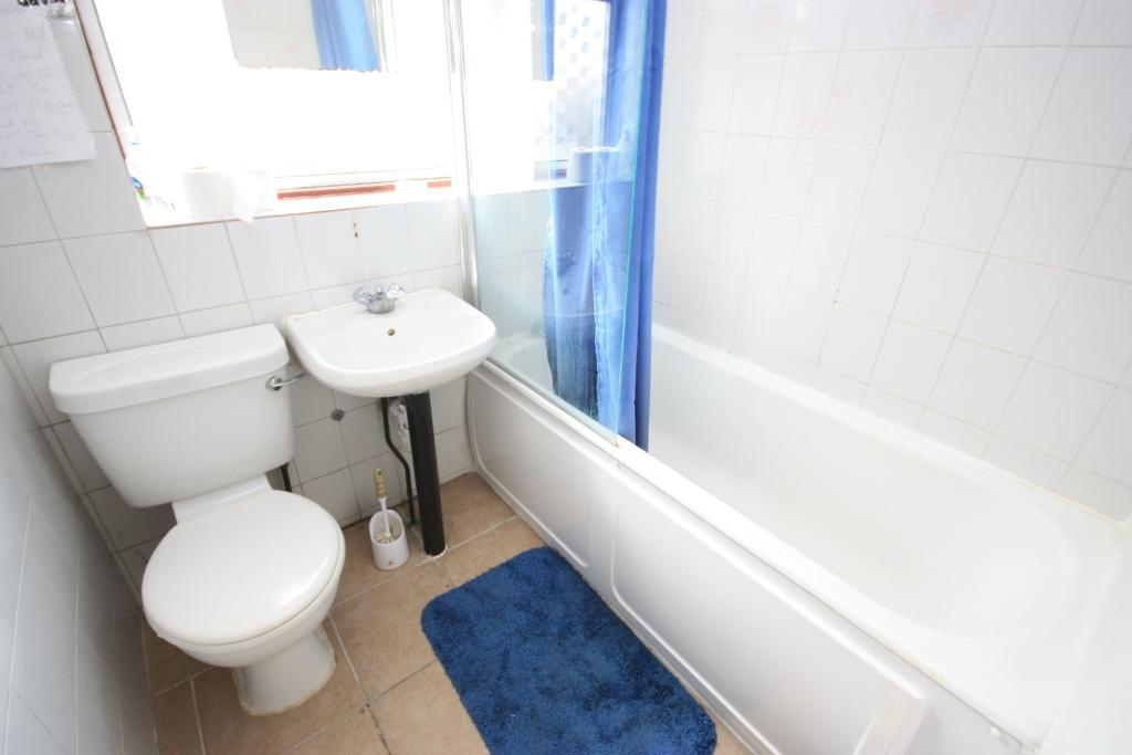 Flat Hoylake Road in Greater London
