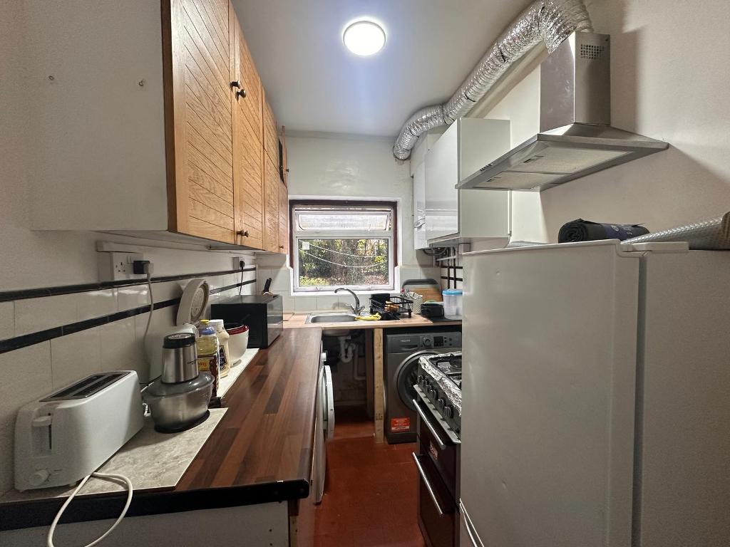 Room Hoylake Road in Greater London