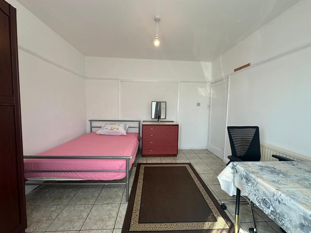 Flat Hoylake Road in Greater London