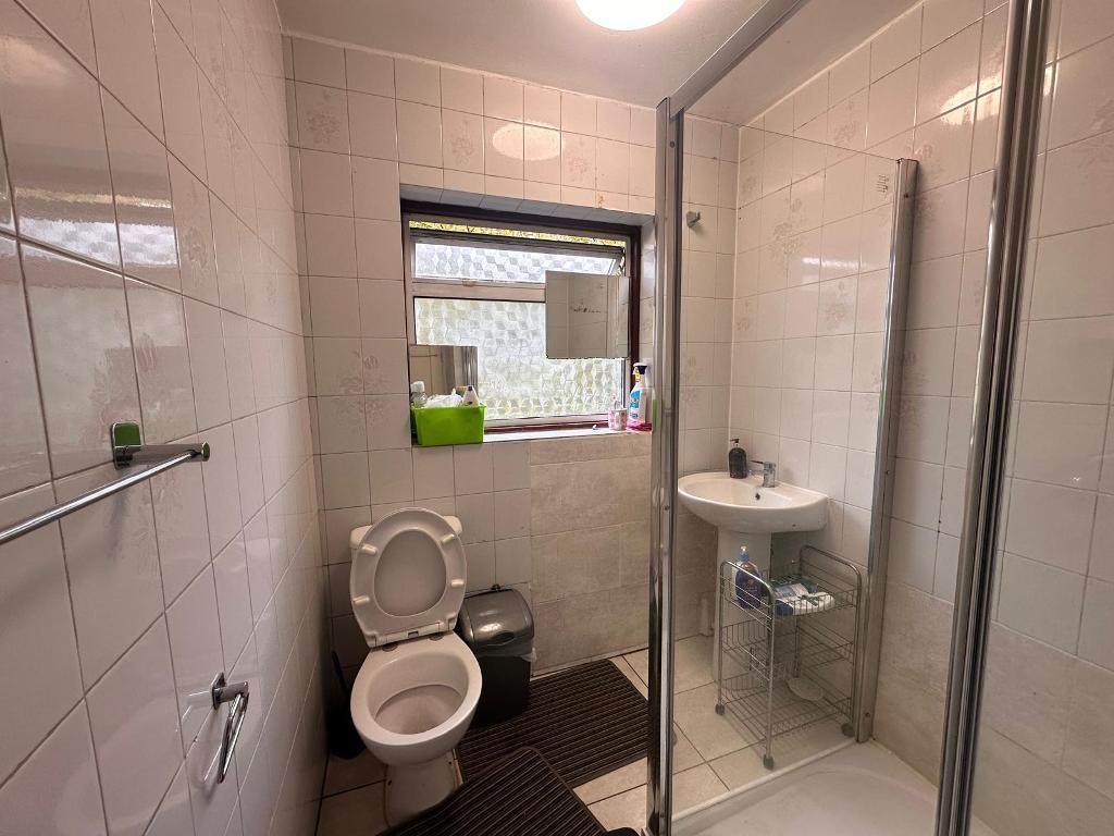 Room Hoylake Road in Greater London