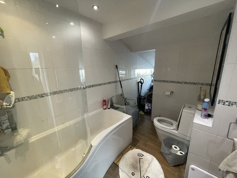 Room Luckwell Road in Bristol