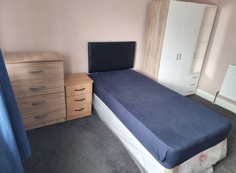 Room Elstree Gardens in Greater London