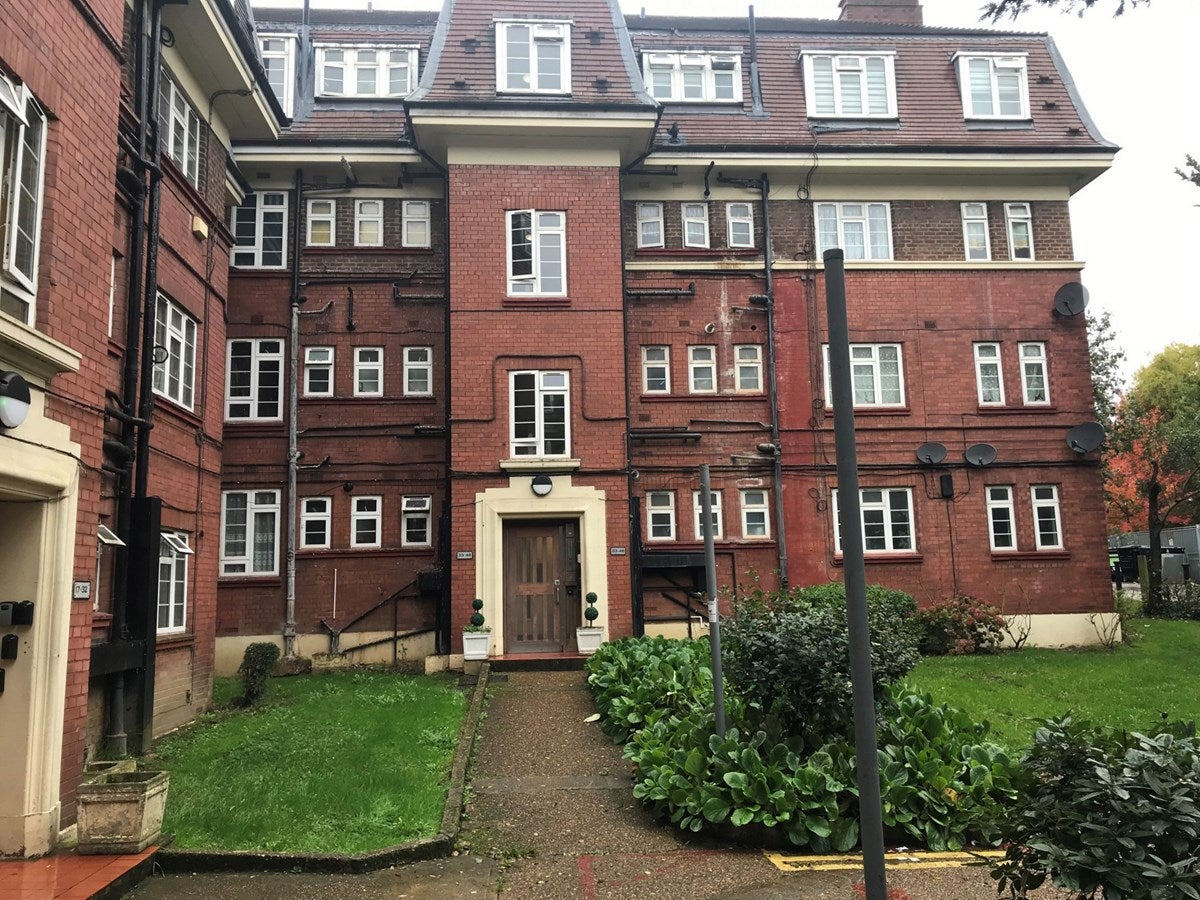 Flat Kenton Road in Greater London