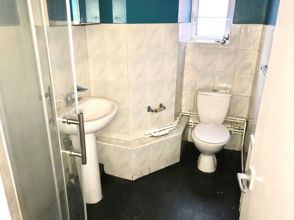 Flat Kenton Road in Greater London
