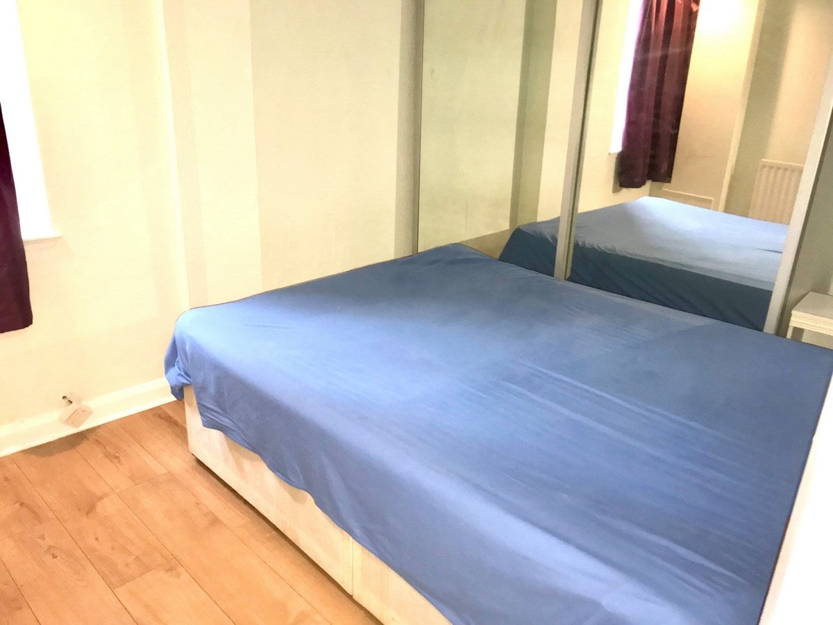 Flat Kenton Road in Greater London