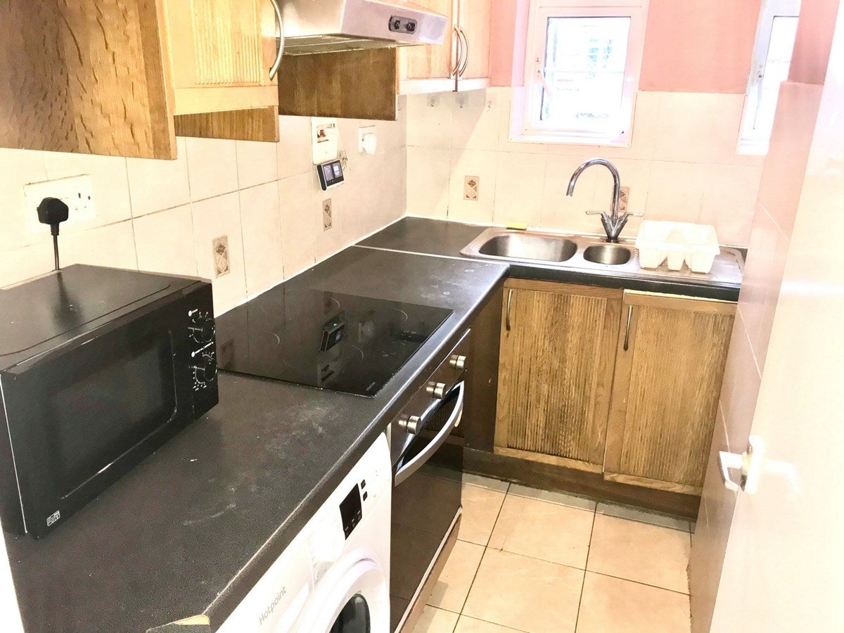 Flat Kenton Road in Greater London