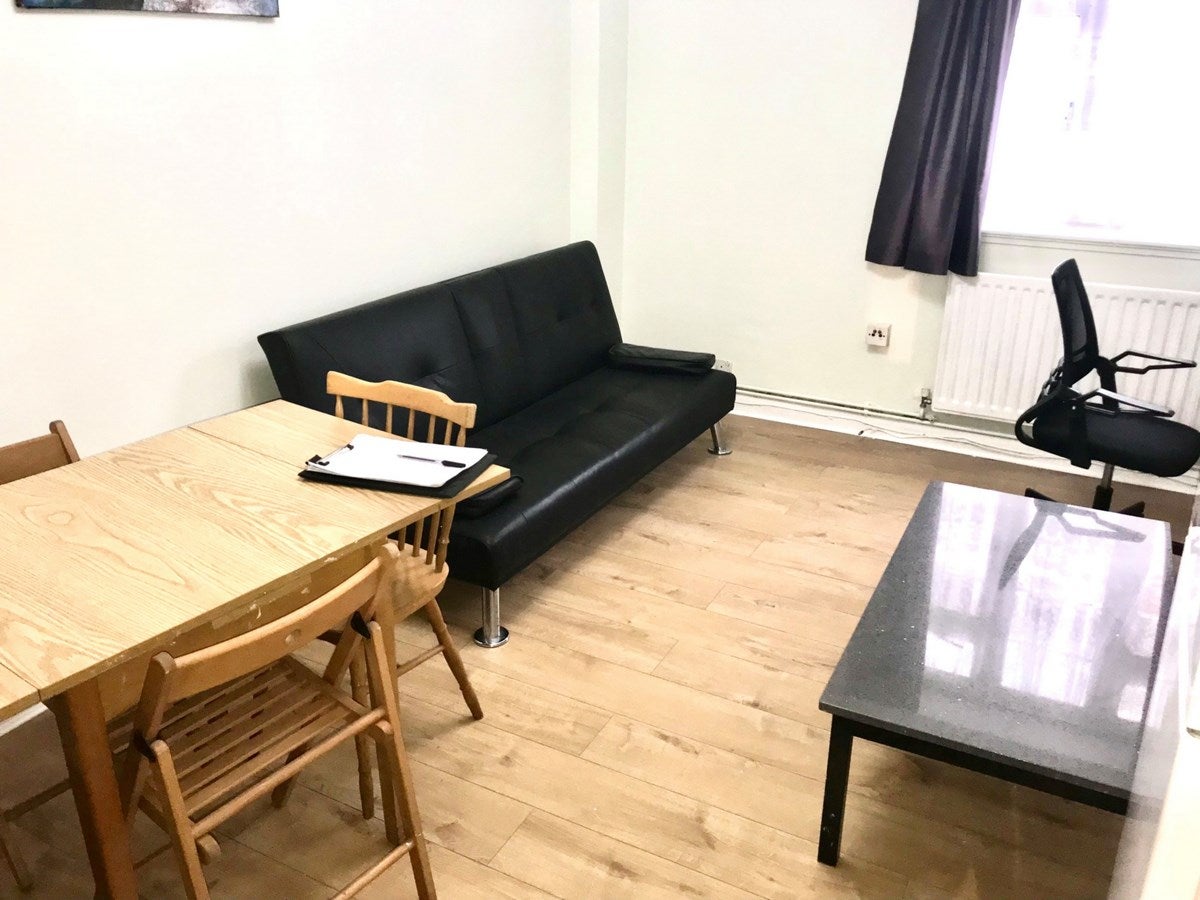 Flat Kenton Road in Greater London