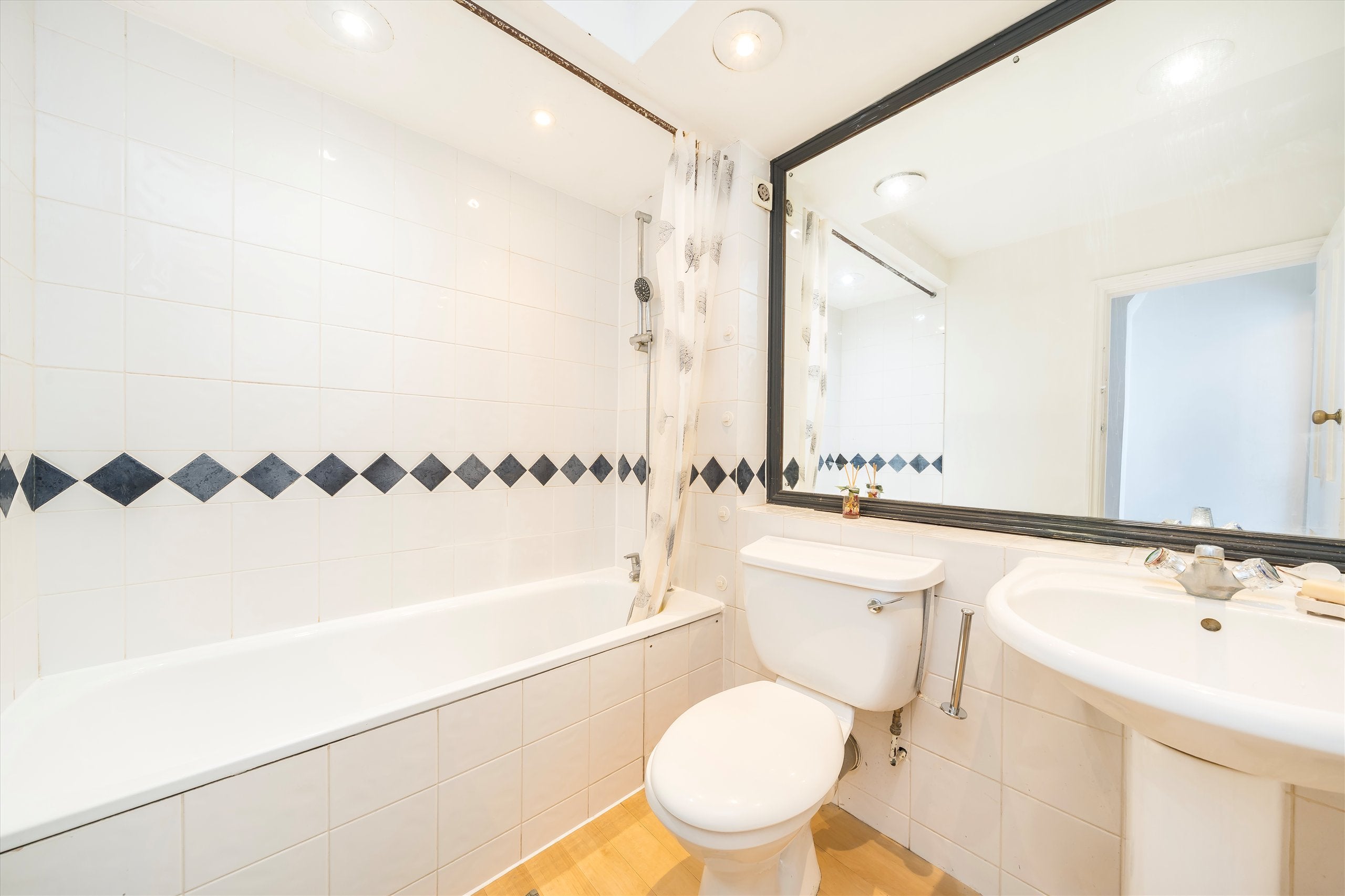 Flat Lorne Road in Greater London