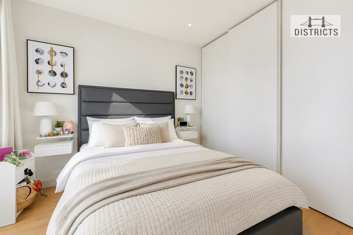 Flat South Quay Walk in Greater London