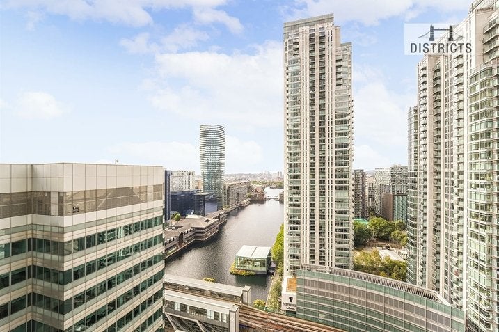 Flat South Quay Walk in Greater London
