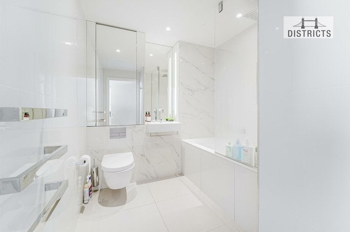 Flat South Quay Walk in Greater London