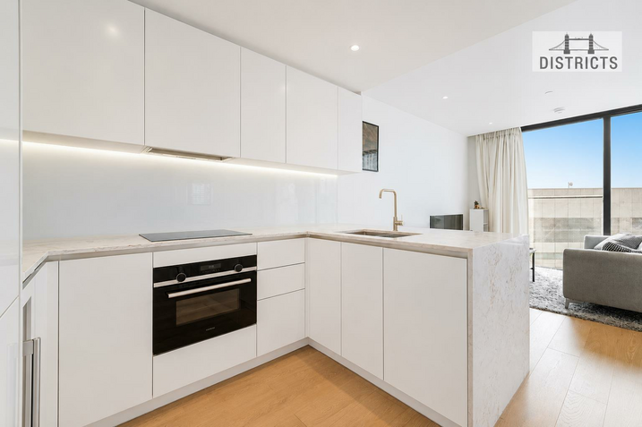 Flat South Quay Walk in Greater London
