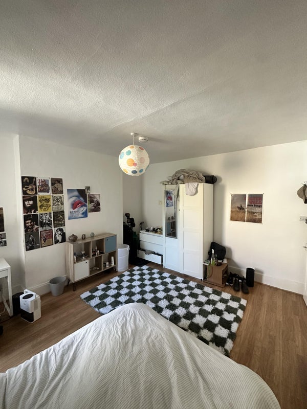 Room Widdenham Road in Greater London