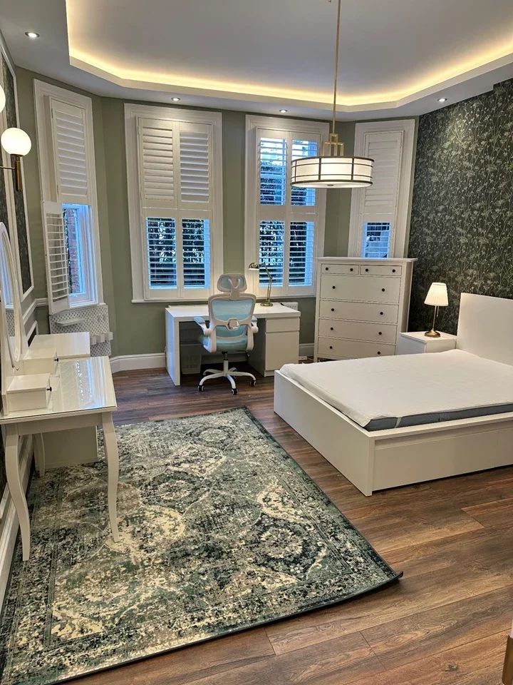 Flat Beaumont Crescent in Greater London