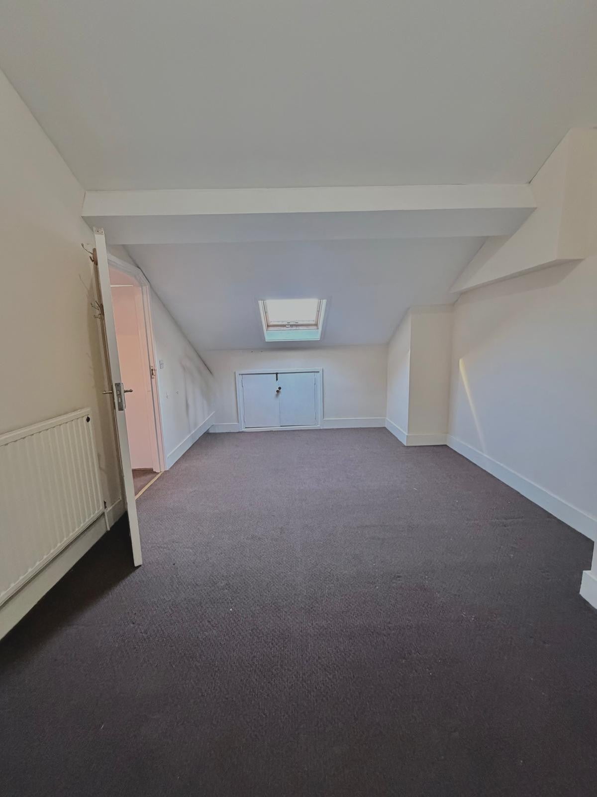 Flat Eastern Avenue in Greater London