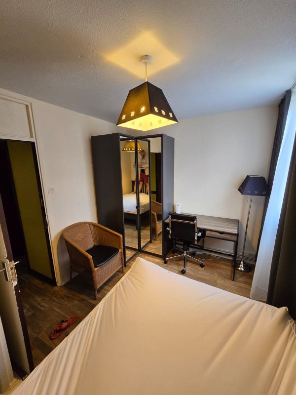 Room Ganley Road in Greater London