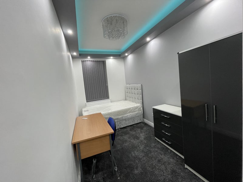 Room Belgrave Avenue in Manchester