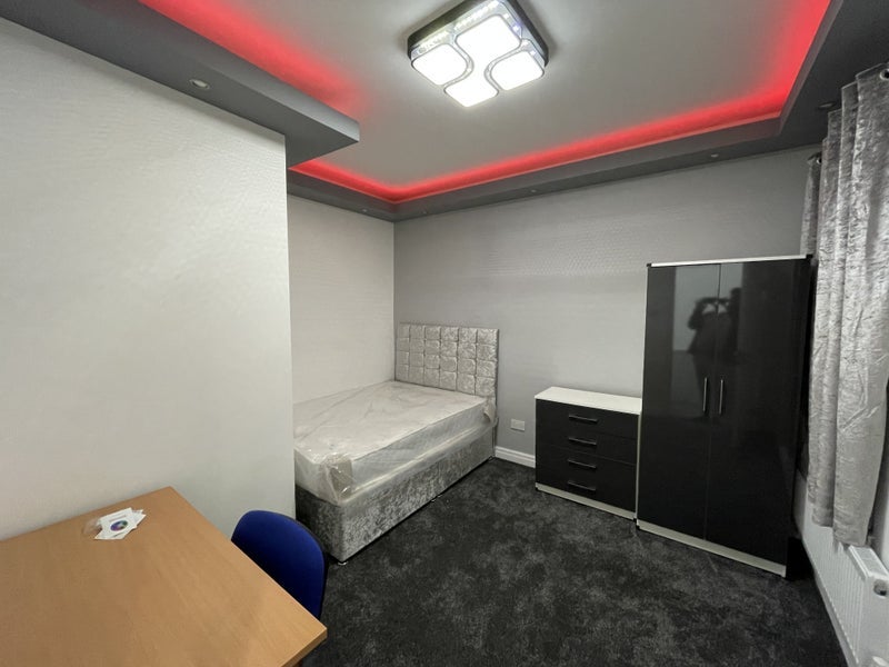 Room Belgrave Avenue in Manchester