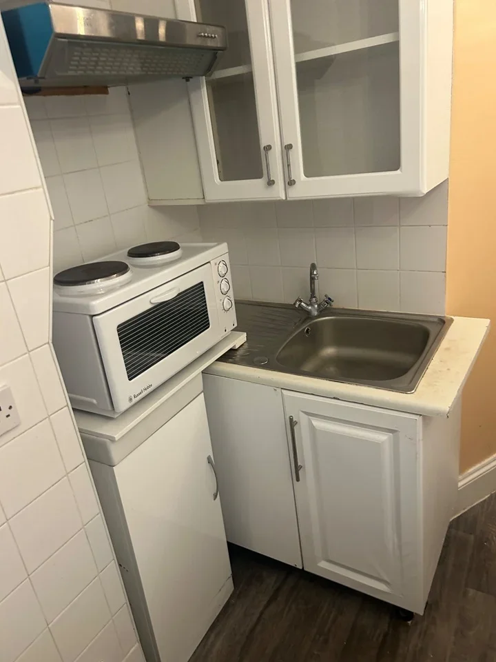 Flat Warwick Road in Greater London