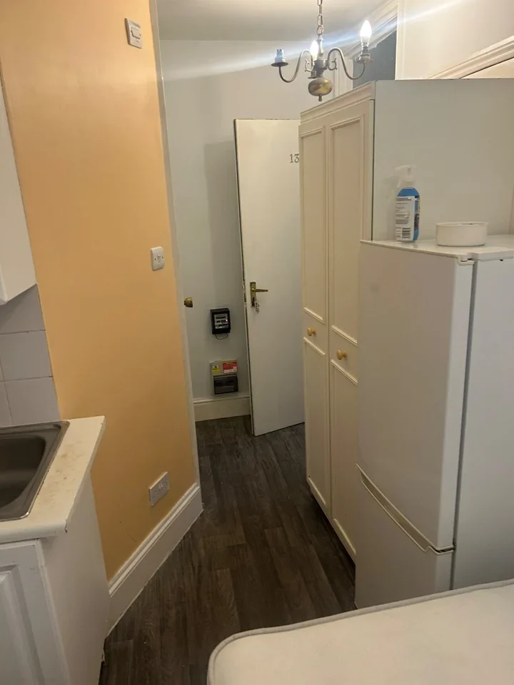 Flat Warwick Road in Greater London