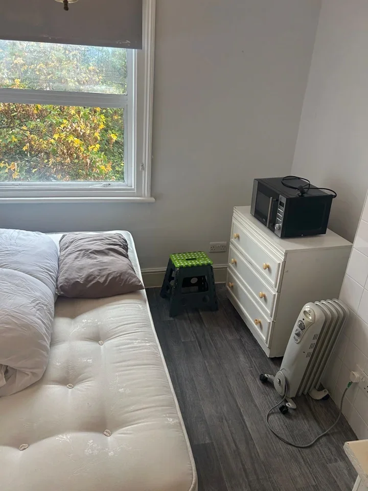 Flat Warwick Road in Greater London