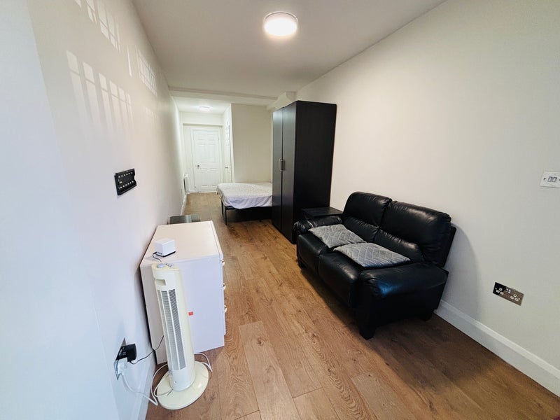 Room Lynwood Avenue in Slough