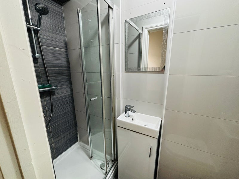 Room Lynwood Avenue in Slough