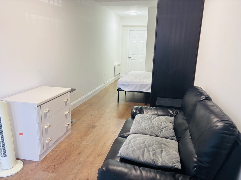 Room Lynwood Avenue in Slough