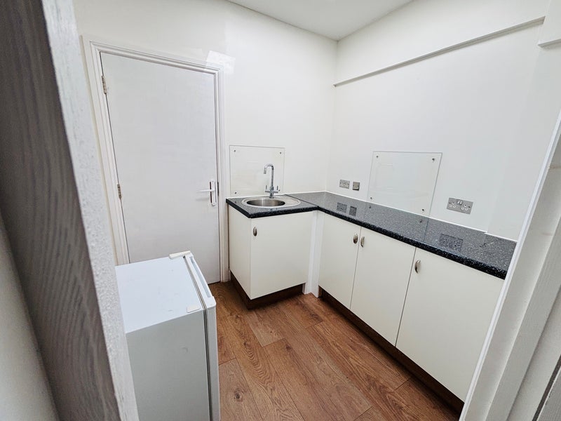Room Lynwood Avenue in Slough
