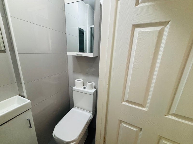 Room Lynwood Avenue in Slough