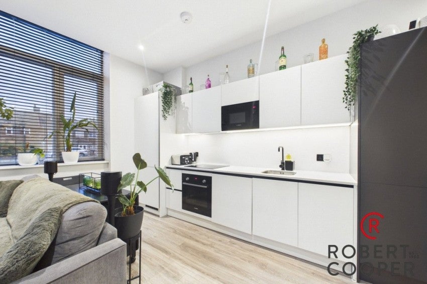 Flat Sunningdale Avenue in Greater London