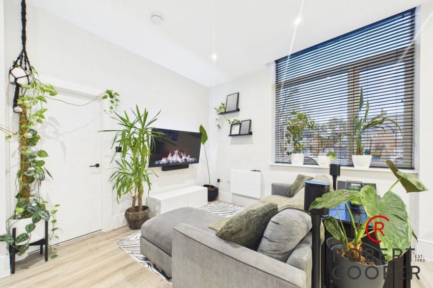 Flat Sunningdale Avenue in Greater London