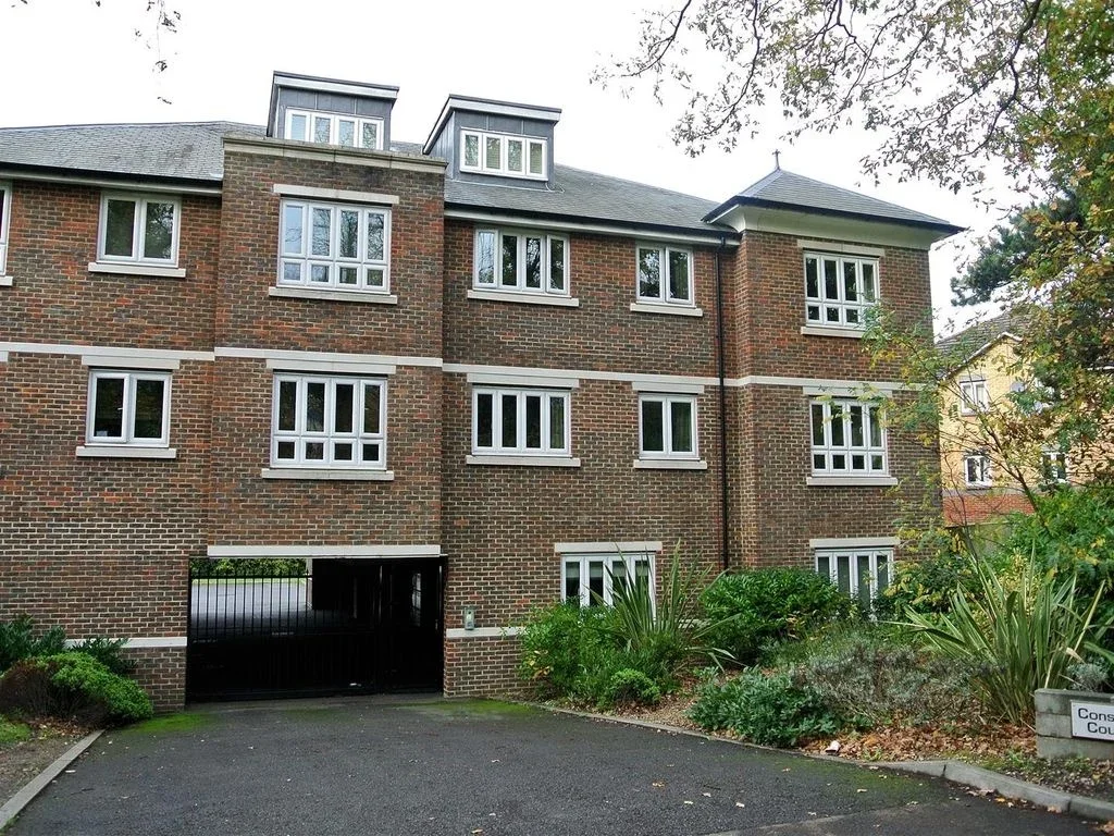 Flat Parry Drive in Elmbridge