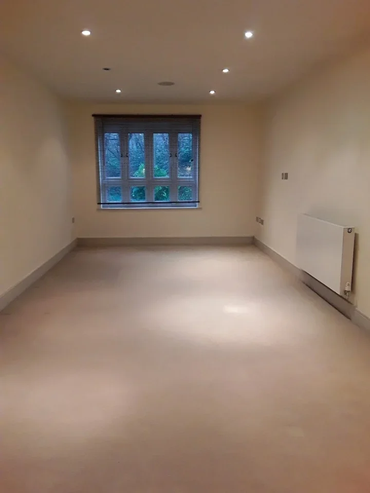 Flat Parry Drive in Elmbridge