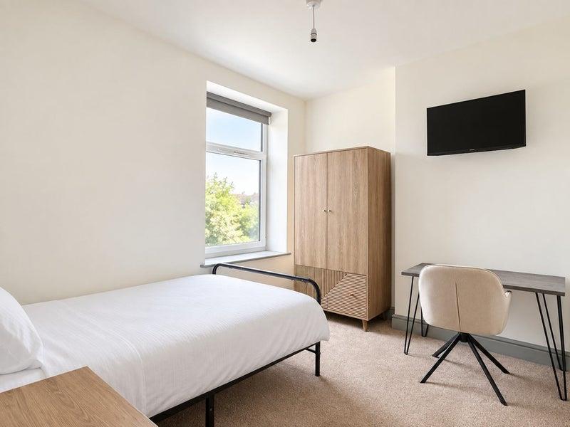 Room Avonmouth Road in Bristol