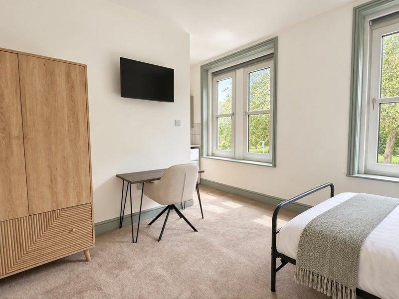 Room Avonmouth Road in Bristol