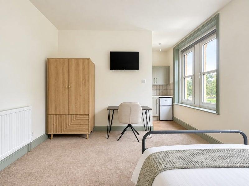 Room Avonmouth Road in Bristol