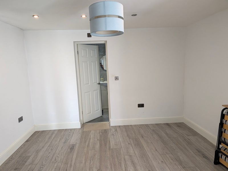 Room Perry Hall Close in Greater London