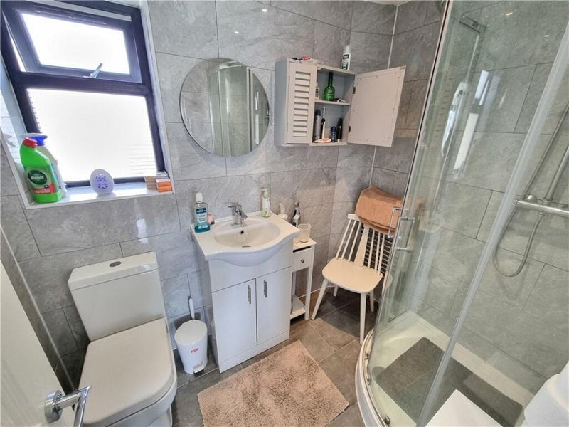 Room Perry Hall Close in Greater London