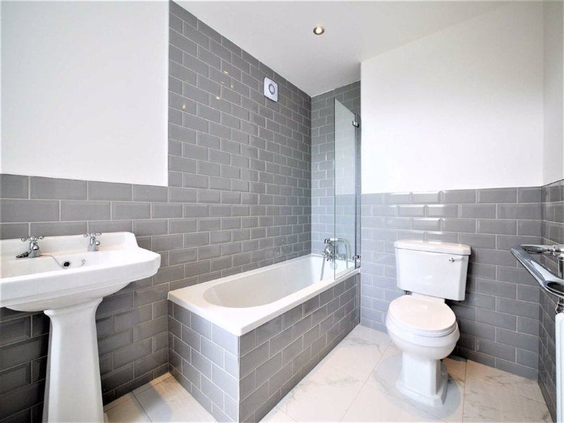 Room Wycliffe Road in Greater London