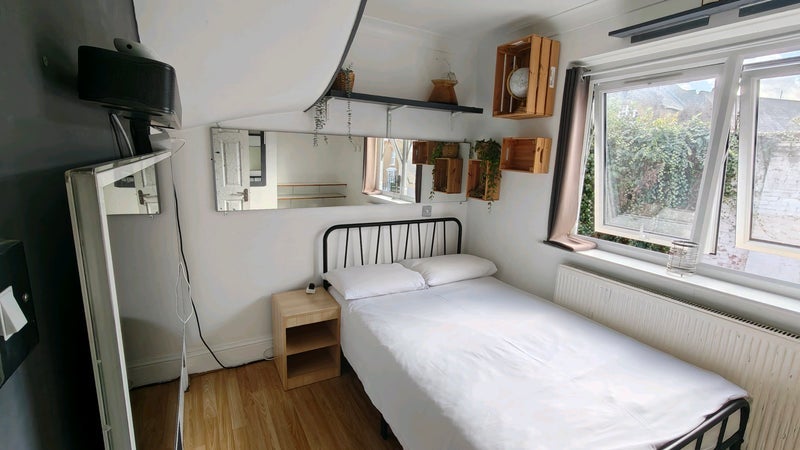 Room Robert Burns Mews in Greater London