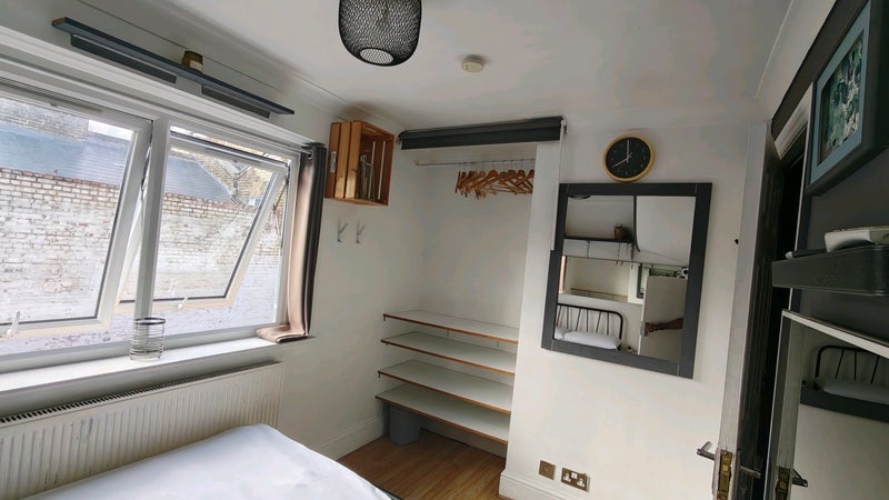 Room Robert Burns Mews in Greater London