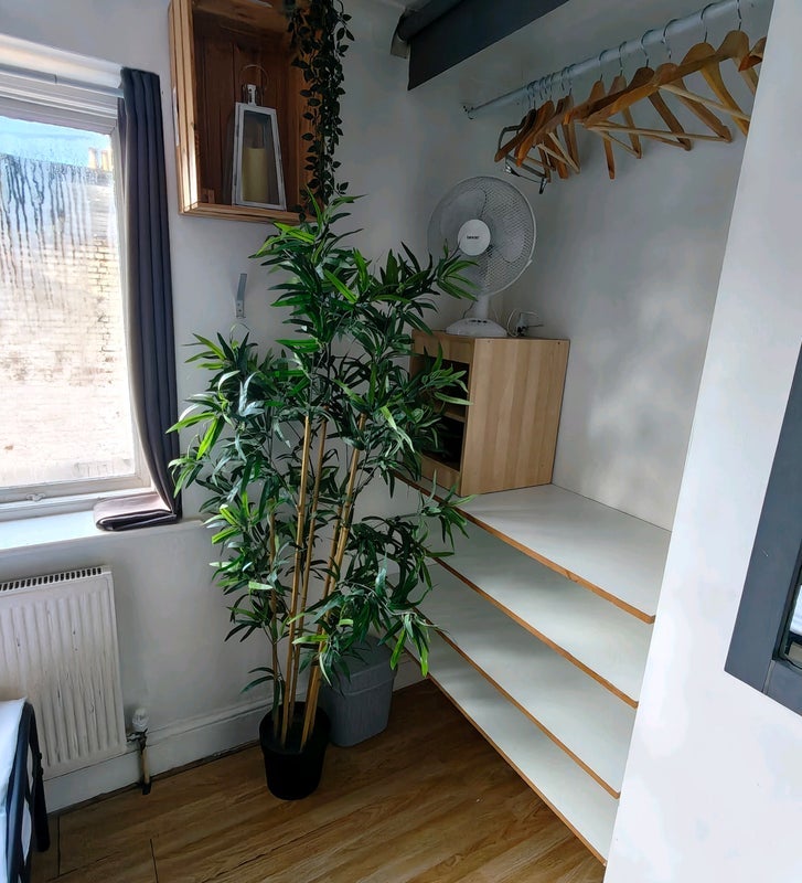 Room Robert Burns Mews in Greater London